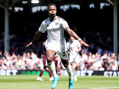 Hráč Fulhamu Ryan Sessegnon oslavuje po tom, ako strelil úvodný gól v zápase 34. kola anglickej Premier League 