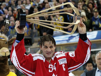 Kapitán Ryan Smyth s trofejou