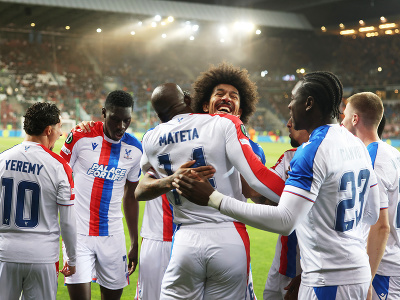 Hráči Crystal Palace oslavujú po úvodnom góle Ismaila Sarru 