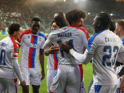 Hráči Crystal Palace oslavujú po úvodnom góle Ismaila Sarru 