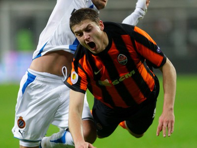Yaroslav Rakitskiy v zrážke s Jonathanom Blondelom