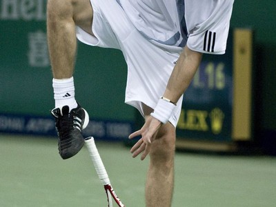 Marat Safin v typickej póze - pri dvíhaní rakety