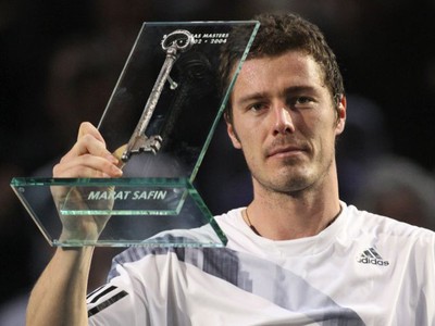 Marat Safin s trofejou od organizátorov