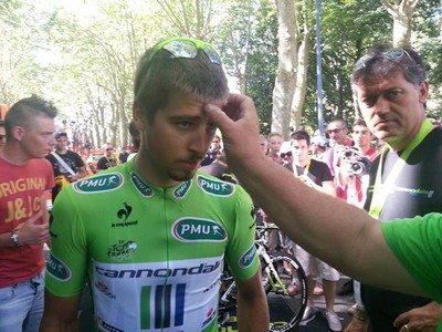 Tradičný krížik na čelo od otca Ľubomíra pred štartom etapy. Prizerá sa športový riaditeľ tímu Stefano Zanatta