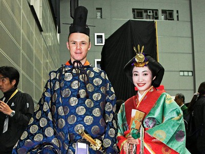 Froome mal tú česť obliecť si na seba národný odev určený iba japonskému cisárovi