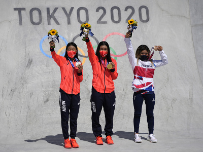 Na snímke uprostred japonská reprezentantka Sakura Josozumiová získala zlatú medailu v skejtbordingu. Striebro získala jej krajanka Kokona Hirakiová (vľavo), bronz Britka Sky Brownová (vpravo).