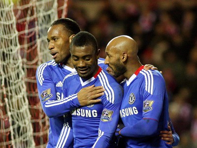 Salomon Kalou, Didier Drogba a Nicolas Anelka oslavujú gól