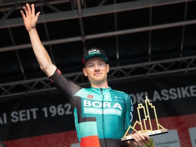 Sam Bennett zvíťazil v nedeľných pretekoch z Eschbornu do Frankfurtu nad Mohanom.