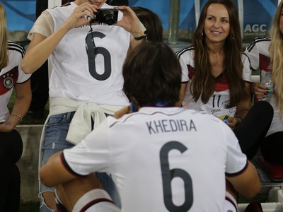 Krásna Lena Gercke si fotí priateľa Samiho Khediru s pohárom