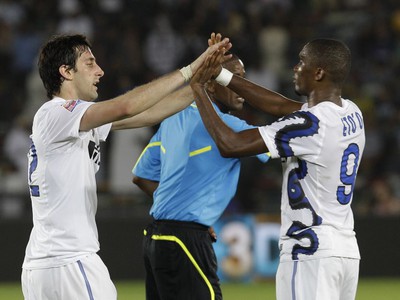 Diego Milito a Samuel Eto´o