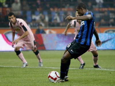 Samuel Eto centruje
