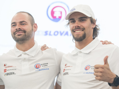Na snímke slovenský reprezentant v snouborde Samuel Jaroš (vpravo) a Matej Bačo počas tlačovej konferencie Zväzu slovenského lyžovania (ZSL) 10. októbra 2022 v Bratislave. 