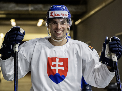 Samuel Takáč sa usmieva počas tréningu na zraze slovenskej hokejovej reprezentácie 