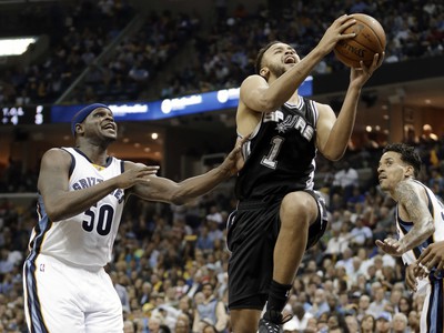 Basketbalisti San Antonio Spurs sú už iba krôčik od postupu