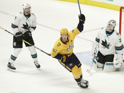Ryan Johansen dvíha hokejku nad hlavu po góle