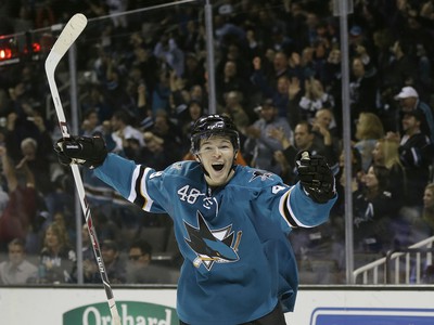 Český zázrak Tomáš Hertl ohromuje hokejový svet, v NHL sa stal opäť hrdinom zápasu.