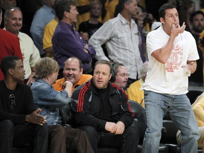V hľadisku tradične nechýbali ani celebrity - Adam Sandler úplne vpravo