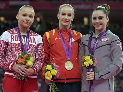 Sandra Raluca Izbasová, McKayla Maroneyová a Maria Paseková 