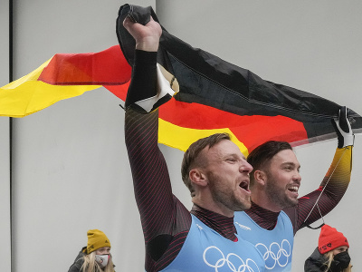 Nemeckí sánkari Tobias Wendl s Tobiasom Arltom vyhrali súťaž dvojíc na ZOH 2022 v Pekingu