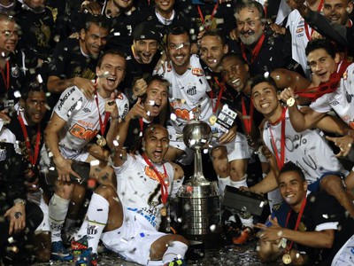 Futbalisti Santosu sa radujú z trofeje