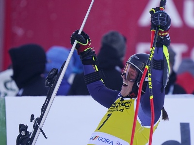Na snímke švédska lyžiarka Sara Hectorová oslavuje víťazstvo v obrovskom slalome 