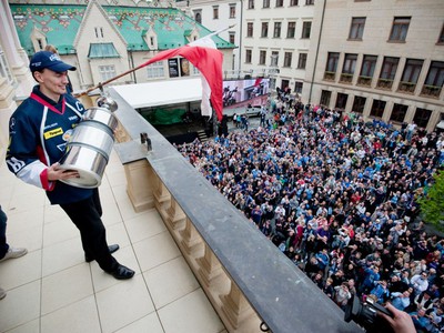 Kapitán Šatan na balkóne Primaciálneho paláca