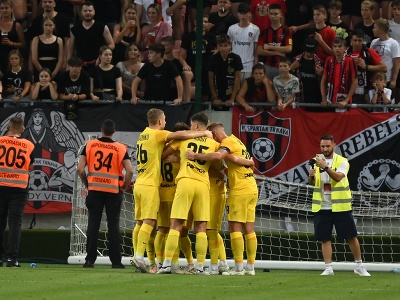 Na snímke gólová radosť hráčov Dnipra v prvom zápase play off Európskej konferenčnej ligy (EKL) vo futbale FC Spartak Trnava - SC Dnipro-1