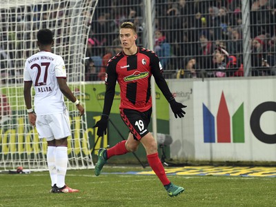 Futbalista Freiburgu Janik Haberer sa teší po strelení úvodného gólu