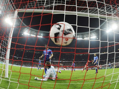Ralf Faehrmann zo Schalke práve inkasuje gól 