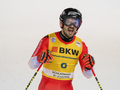 Švajčiarsky lyžiar Loic Meillard sa teší z víťazstva v nočnom obrovskom slalome Svetového pohára v alpskom lyžovaní