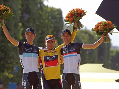 Víťaz Tour de France Cadel Evans a porazení bratia Schlekovci