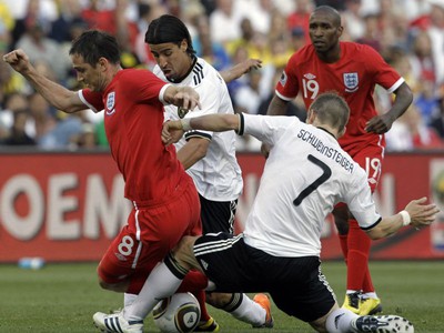 Lampard, Schweinsteiger, Khedira a Defoe