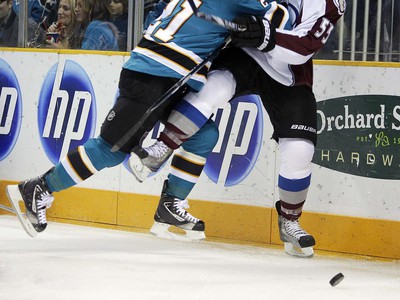 Scott Nichol a Cody McLeod v tvrdom súboji
