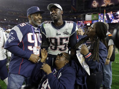 Chandler Jones (95) z tímu Patriots oslavuje výhru s rodinou