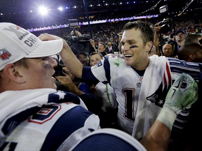 Tom Brady (vpravo) oslavuje výhru s Robom Gronkowskim