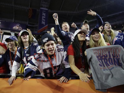 Fanúšikovia New England Patriots oslavujú výhru svojho tímu