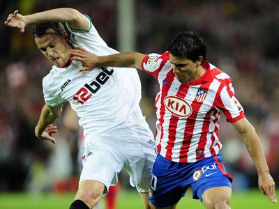 Sebartien Squillaci v súboji so Sergionm Aguerom, 19.5.2010