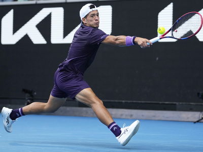 Na snímke argentínsky tenista Sebastián Báez počas zápasu na Australian Open 2024