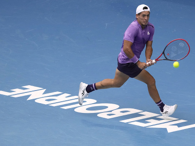 Na snímke argentínsky tenista Sebastián Báez počas zápasu na Australian Open 2024