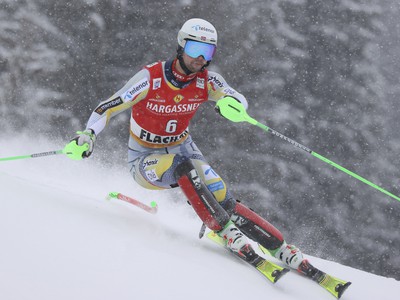 Nórsky lyžiar Sebastian Foss Solevaag počas 1. kola slalomu Svetového pohára vo Flachau
