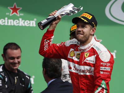 Sebastian Vettel oslavuje na pódiu