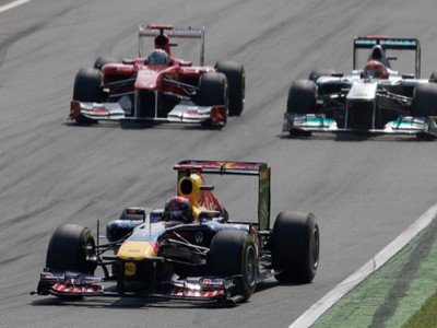 Sebastian Vettel pred Alonsom a Schumacherom