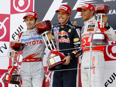 Sebastian Vettel, Jarno Trulli a Lewis Hamilton na stupňoch víťazov
