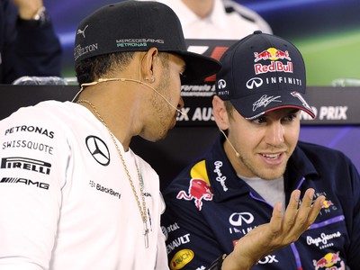 Sebastian Vettel (vpravo) a Lewis Hamilton (vľavo)