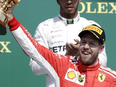 Lewis Hamilton a viťaz Sebastian Vettel