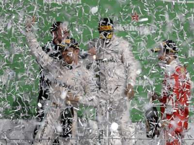 Nico Rosberg, Lewis Hamilton a Sebastian Vettel oslavujú na pódiu