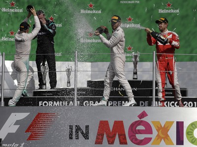 Nico Rosberg, Lewis Hamilton (v strede) a Sebastian Vettel (vpravo)