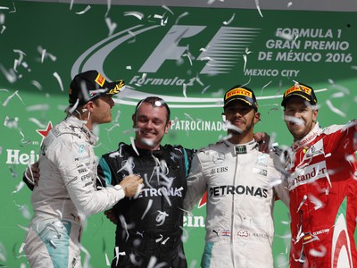Nico Rosberg, Lewis Hamilton a Sebastian Vettel (vpravo) oslavujú na pódiu