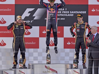 Stupeň víťazov: Kimi Räikkönen, Sebastian Vettel a Romain Grosjean 