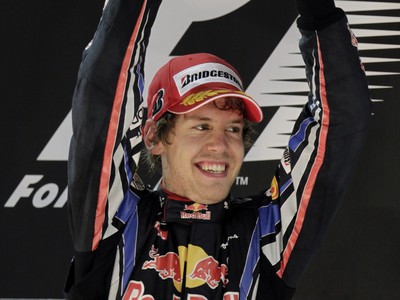 Sebastian Vettel s pohárom pre majstra sveta